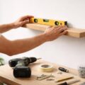 apprenez à poser une étagère murale bien droite facilement grâce à nos conseils pratiques et outils indispensables pour un résultat parfait.