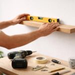 apprenez à poser une étagère murale bien droite facilement grâce à nos conseils pratiques et outils indispensables pour un résultat parfait.