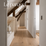 Parquet en bois massif dans un intérieur lumineux et accueillant