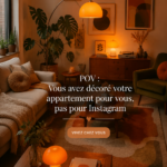Un salon coloré et chaleureux, décoré selon des goûts personnels.