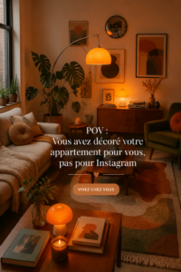 Un salon coloré et chaleureux, décoré selon des goûts personnels.