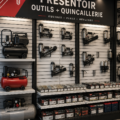 Sélection d'outils de bricolage sur une étagère