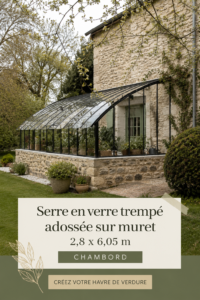 Serre en verre trempé élégamment intégrée dans un jardin bien entretenu.