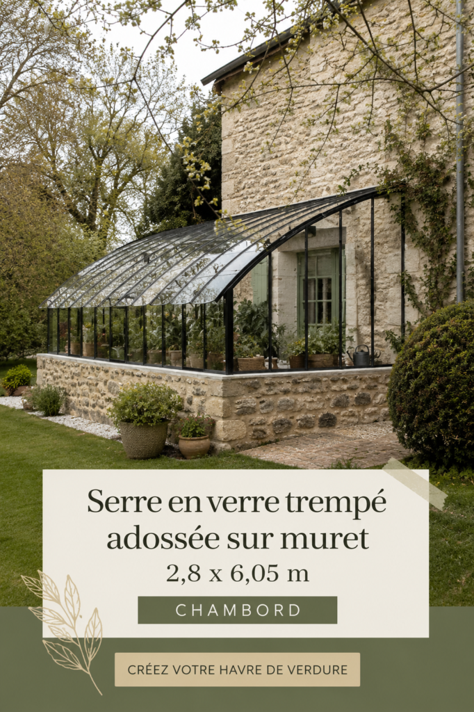 Serre en verre trempé élégamment intégrée dans un jardin bien entretenu.