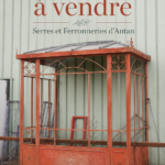 Serre en verre bien éclairée avec des plantes cultivées à l'intérieur