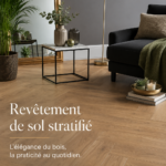 Un salon moderne avec un sol stratifié en bois clair, créant une ambiance chaleureuse.