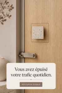 Femme vérifiant le suivi de son colis sur un smartphone.