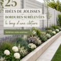 Un potager surélevé en bois rempli de légumes colorés, installé le long d'une clôture.