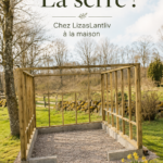 Une photo d'un joli jardin d'intérieur lumineux avec des plantes variées.