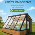 Serre solaire passive aquaponique avec des plantes vertes en pleine croissance.