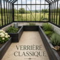 Växthus Classicum Antique dans un jardin luxuriant, ajoutant une touche vintage.