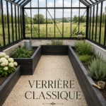 Växthus Classicum Antique dans un jardin luxuriant, ajoutant une touche vintage.