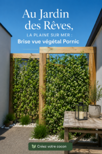 Brise vue végétal riche en plantes vertes dans un jardin