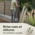 Brise-vue en bois créant une atmosphère chaleureuse dans un jardin