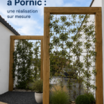 Clôture de jardin sur mesure en bois à Pornic, offrant une belle vue sur le jardin.