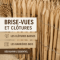 Clôture en bois et brise-vue dans un jardin décoré