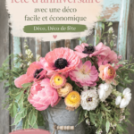 Une table décorée pour une fête d'anniversaire avec des éléments simples et colorés