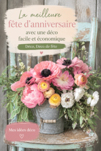 Une table décorée pour une fête d'anniversaire avec des éléments simples et colorés