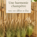 Clôture en bois chaleureuse entourant un jardin champêtre.