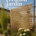 Un jardin fleuri avec des plantes colorées et des meubles de jardin modernes.