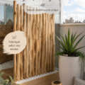 Un mural en bois personnalisé dans une salle de séjour moderne.