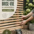 Un paravent de jardin sur roues en bois dans un espace extérieur verdoyant.