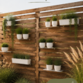 Un joli jardin avec un treillis en bois décoratif et des plantes grimpantes.
