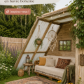 Jardin bohéme avec coussins colorés et plantes variées.