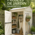 Un jardin fleuri et aménagé pour l'été avec des plantes colorées et un espace détente.