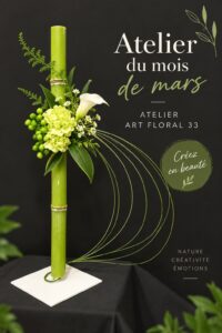 Atelier floral avec des arrangements de fleurs colorées en pleine création.