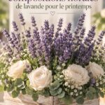 Bouquet floral de lavande dans un vase en verre sur une table en terrasse