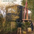 Bureau de jardin moderne en bois entouré de verdure