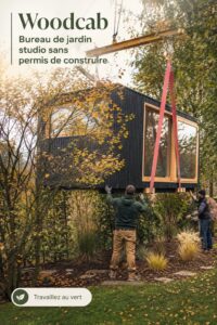 Bureau de jardin moderne en bois entouré de verdure