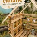 Cabane de jardin construite en matériaux récupérés, offrant un espace chaleureux et accueillant.