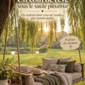 Espace détente avec une balançoire sous un saule pleureur dans un jardin paisible.