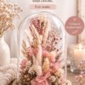 Composition de fleurs séchées sous cloche sur une table en bois