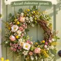 Couronne printanière colorée accrochée à une porte d'entrée