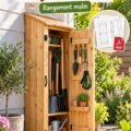 Meuble de rangement en bois dans un jardin fleuri